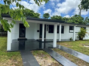 Building Photo - 3 bedroom in Hialeah FL 33010