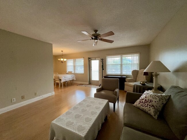 Building Photo - 213 Somerset K