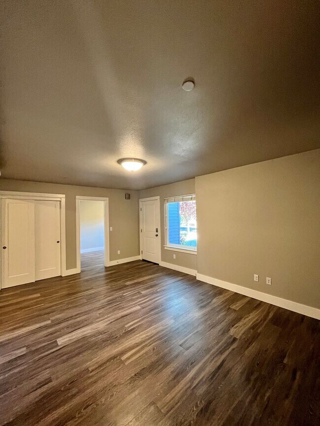 Building Photo - Large 3 Bedroom 2 Bathroom! In-Unit Washer...