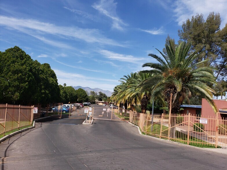 Gated Enterance - 350 N Silverbell Rd