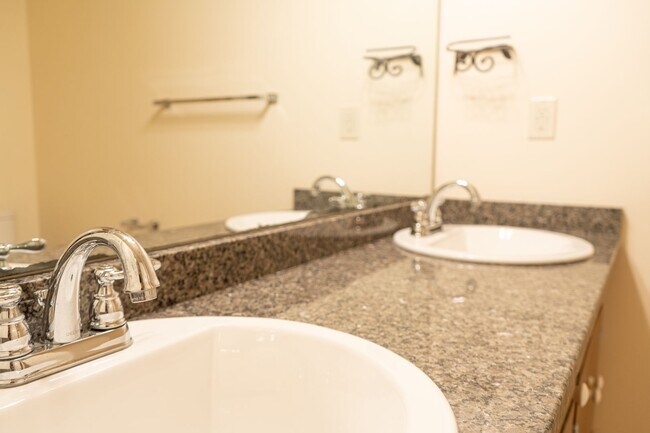 Building Photo - 2 Bedroom Townhouse Available in July