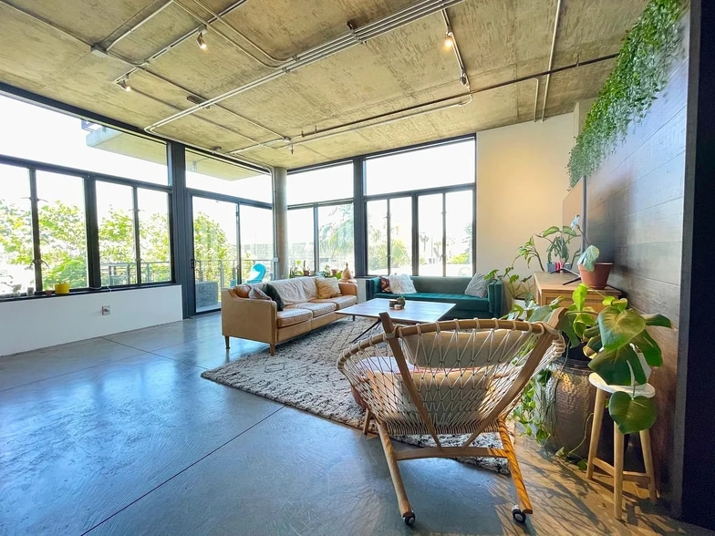 Family Room - 835 Locust Ave