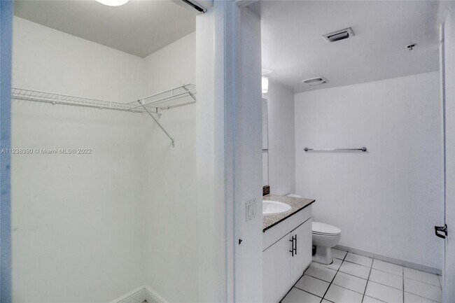 Building Photo - 1861 NW South River Dr