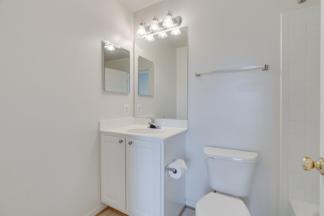 Upper level hall bath - 23176 Blackthorn Sq