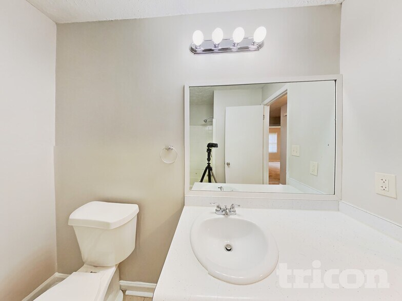 Building Photo - 5181 Vivid Dr SW