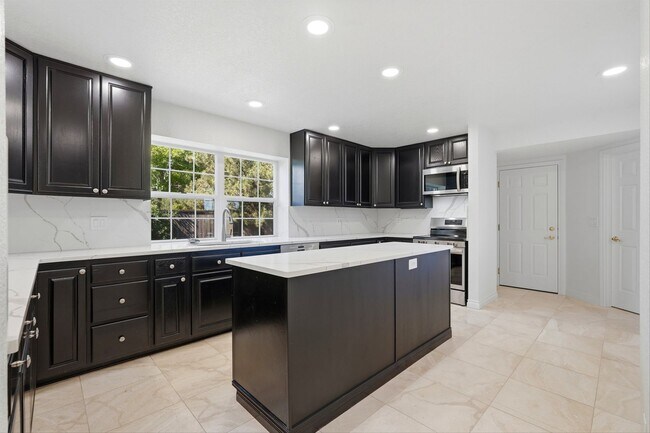Building Photo - 17903 Ridge Lake Dr