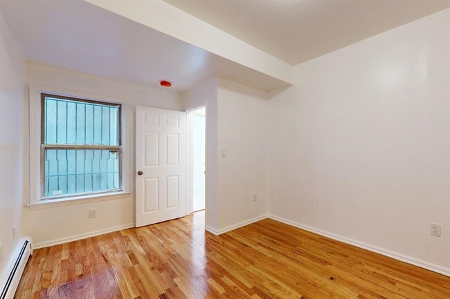 Building Photo - 604 4th St