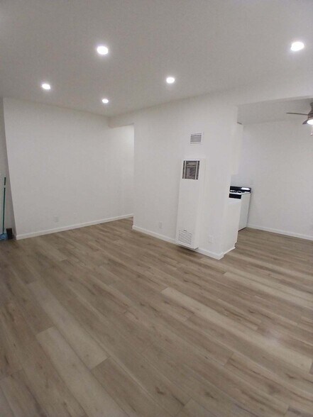 Building Photo - 820 S Rosemead Blvd
