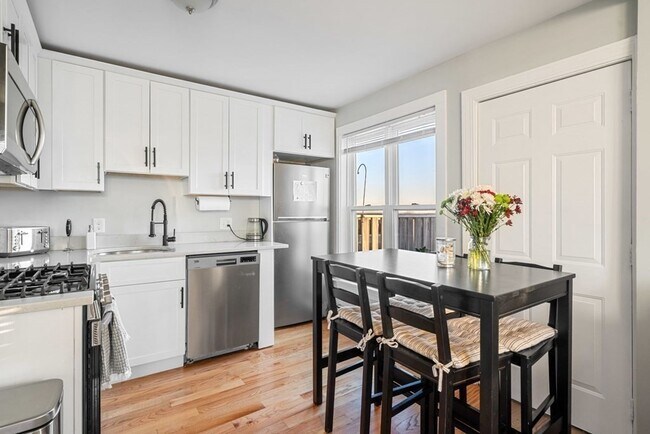 Building Photo - 473 E 5th St