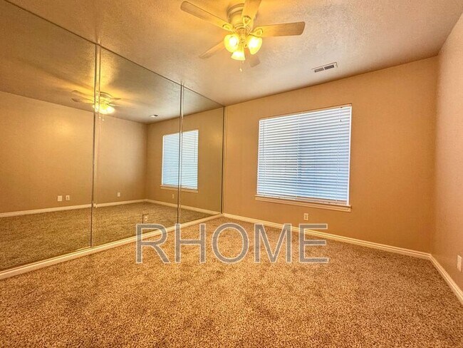 Building Photo - 723 Sandy Point Dr