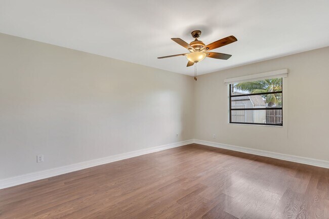 Building Photo - ** GOLDEN GATE CITY ** 3 BED + DEN / 2 BAT...