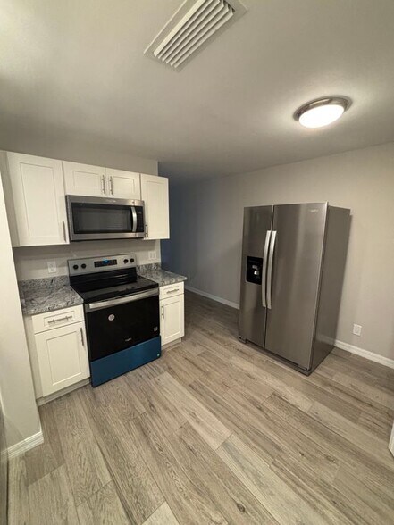 Building Photo - 3700 Lewis Dr