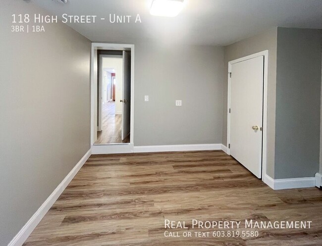 Building Photo - 1st Floor- 3 BR/1 BA- Newly Renovated Apar...