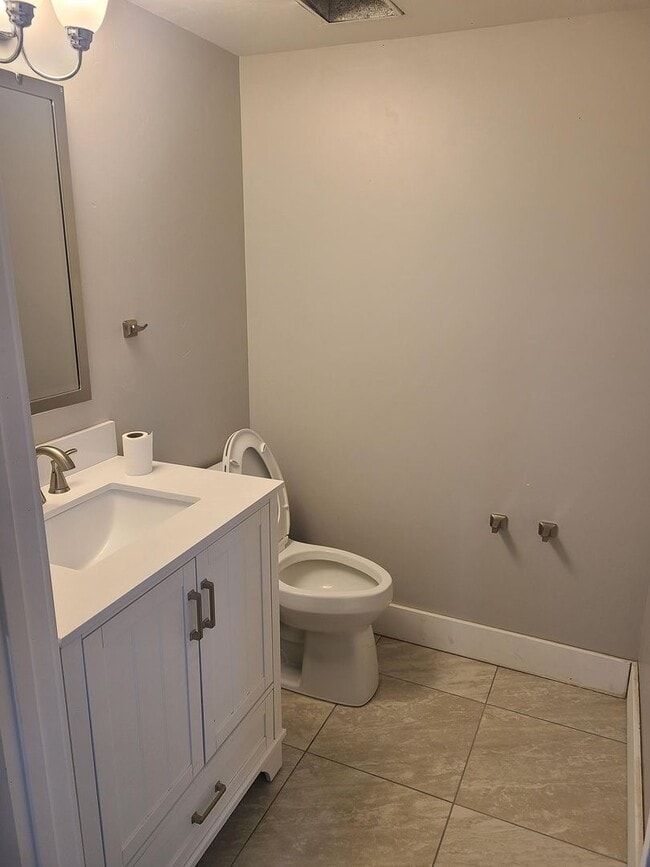 Building Photo - 17th St 6 Plex