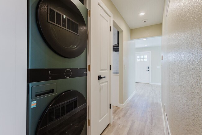 Building Photo - Great updated house in Southeast Denver near Cherry Hills!