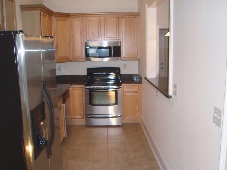 Building Photo - 616 5th Ave W