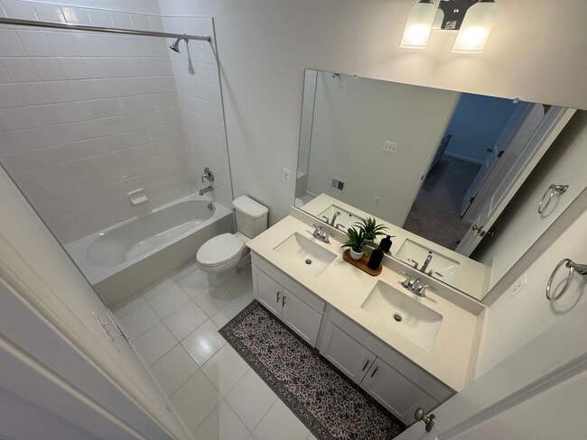 Building Photo - Modern 4 Bed 3.5 Bath Interior Townhome In Manassas City