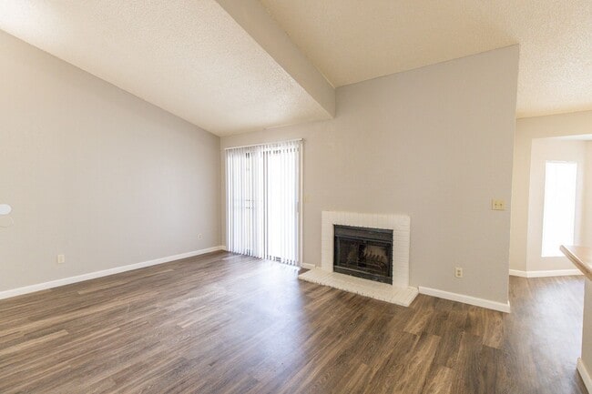 Building Photo - Beautiful 2 bedroom 2 bathroom with privat...