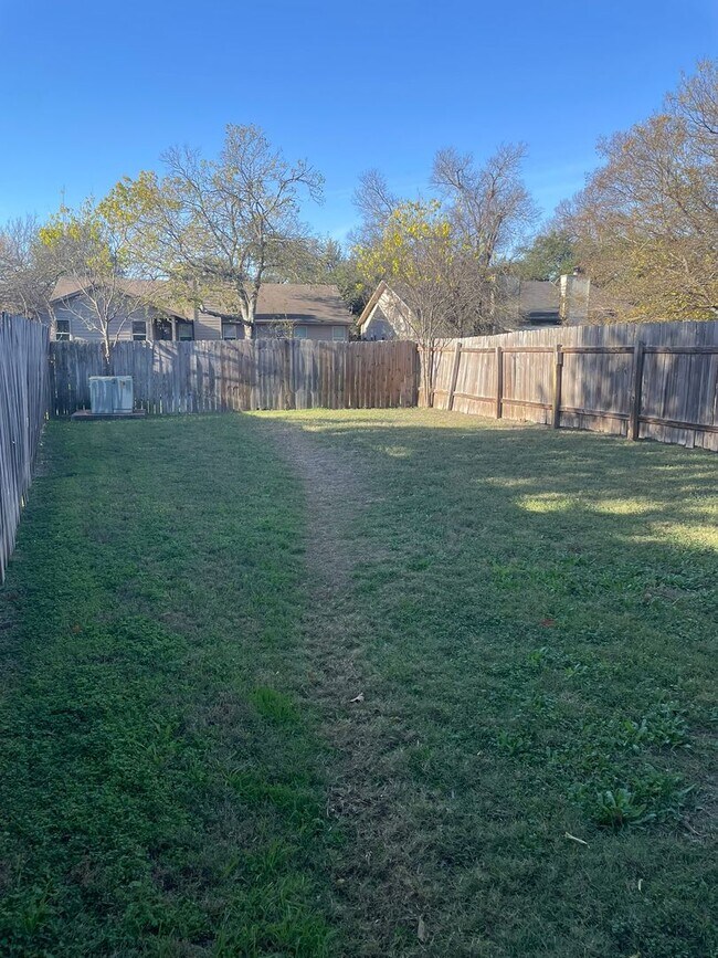 Building Photo - Fagelman Properties #11 (8801 Pineridge Dr)