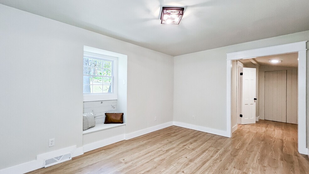 Building Photo - 4033 Lucerne Dr SE
