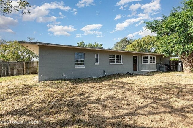 Building Photo - 1885 Golfview Dr