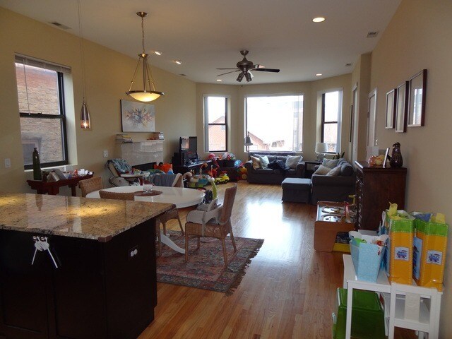 Building Photo - Available August 12th - 3 bed 2 bath Wicker Park