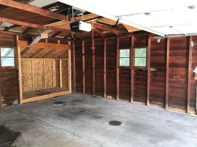 Building Photo - 3 Bedroom, 1 Bath Single Family Home!