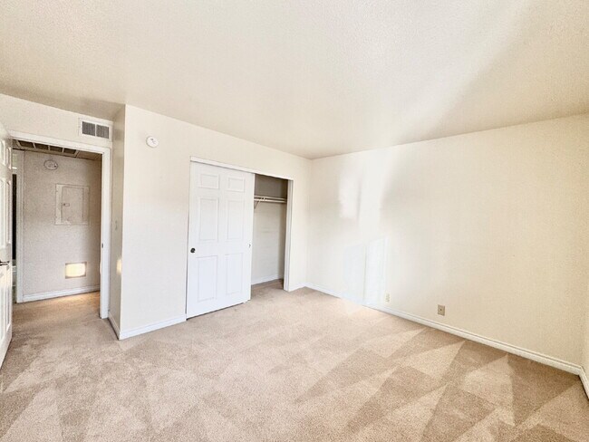 Building Photo - Lovely 2 Bed, 2 Bath Upstairs Condo for Rent in Guard Gated Community!