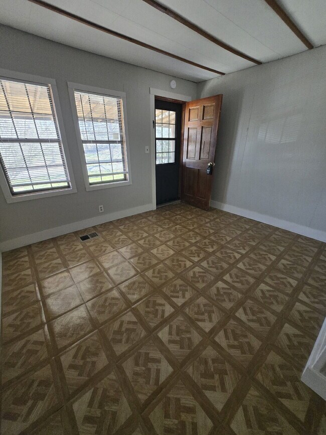 Building Photo - Nice House in Rossville