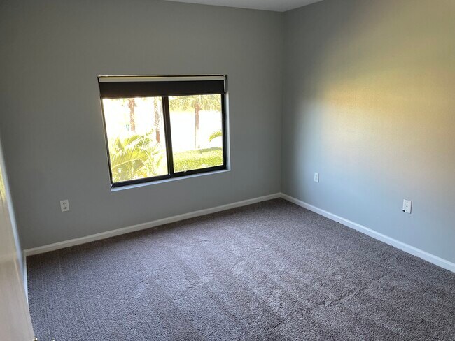 Building Photo - 725 Ventura Dr