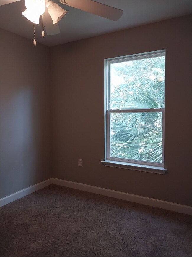 Building Photo - Gorgeous 3 Bedroom 2.5 Bath Townhome
