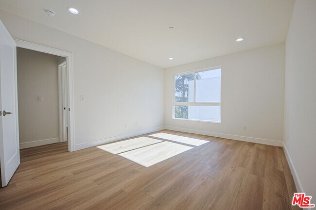Building Photo - 10803 1/2 Kling St