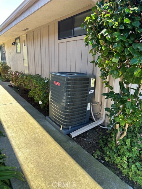 Building Photo - 27441 Avenida Larga