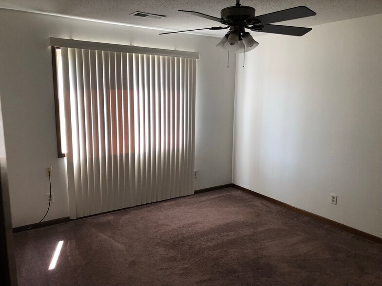 Building Photo - 225 S Ridge Dr