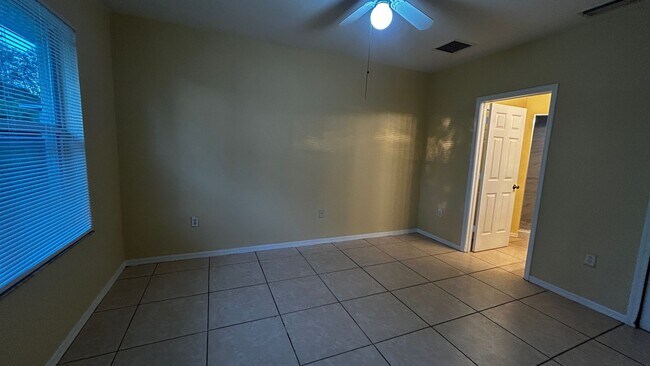 Building Photo - Charming 3-Bed, 2-Bath Home in Lehigh Acre...