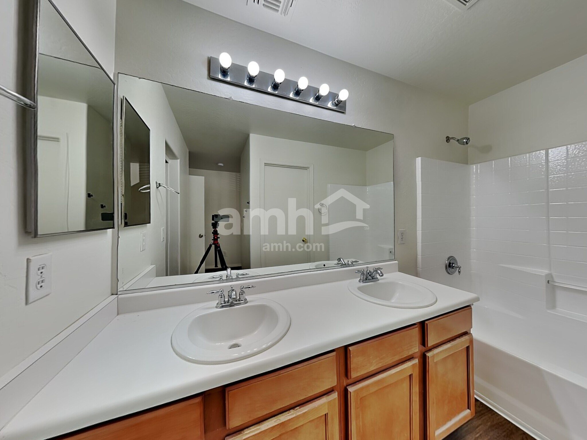 Building Photo - 5211 W Warner St