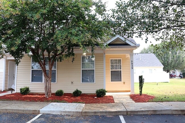 Building Photo - Location! Location! 3 bedroom End Unit Tow...