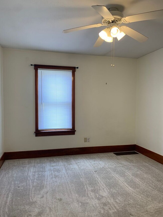 Building Photo - 194 Circular St