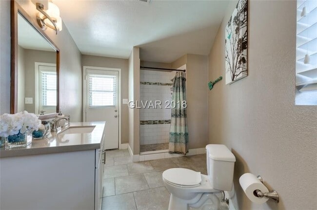 Building Photo - 6BD/5BA!! POOL/SPA!!