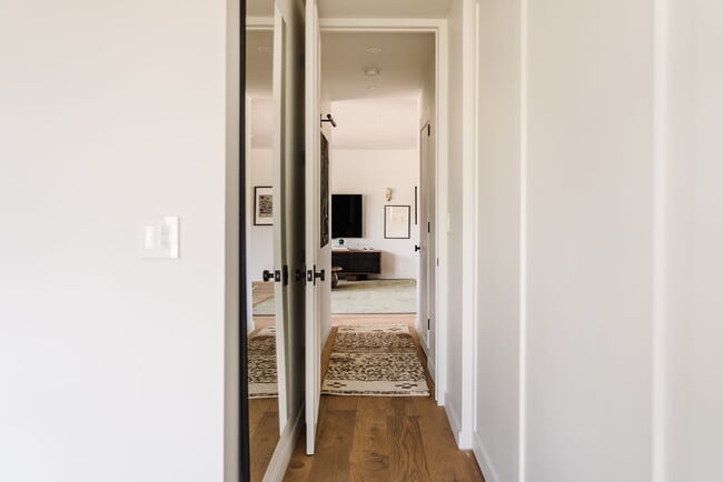 Building Photo - 999 N Doheny Dr