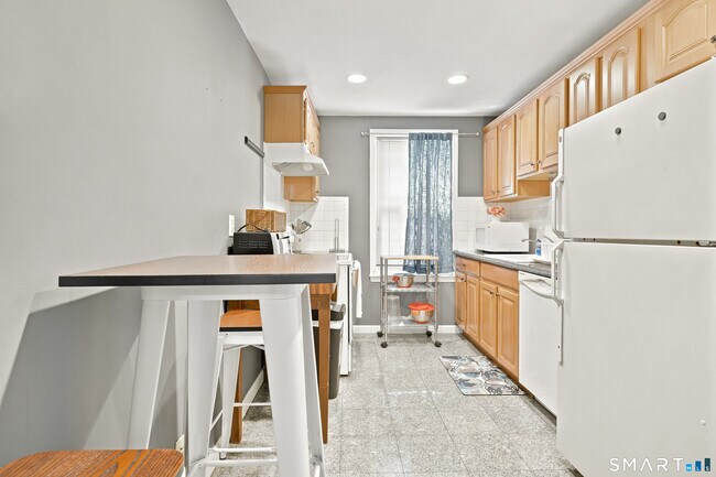 Building Photo - 833 Summer St
