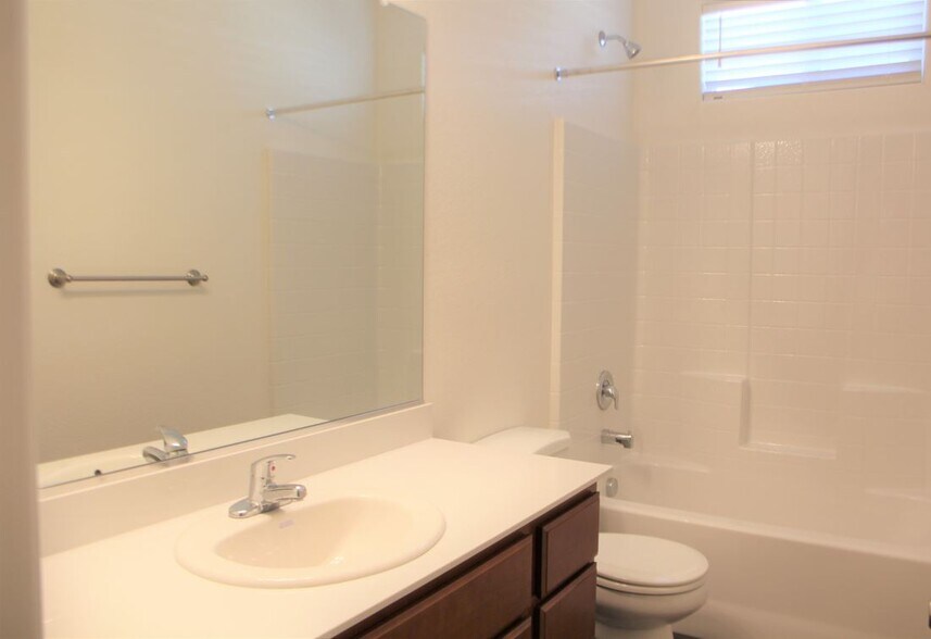 Building Photo - 717 Suzanne Dr
