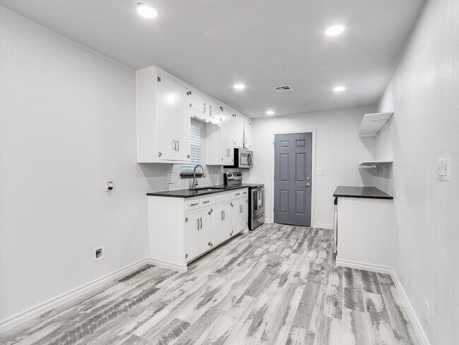 Building Photo - Freshly Renovated | 3 Bed | 2 Bath | Large...