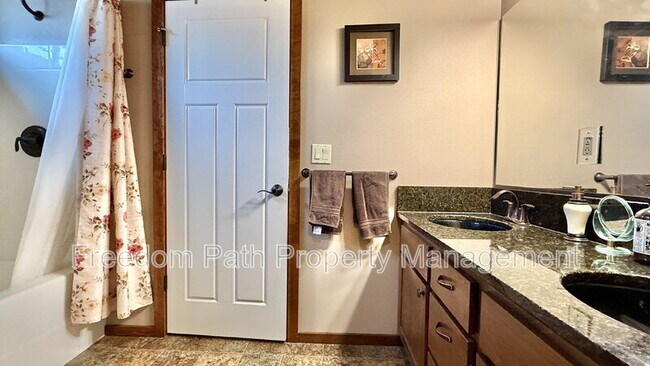 Building Photo - 406 Lundblad Pl