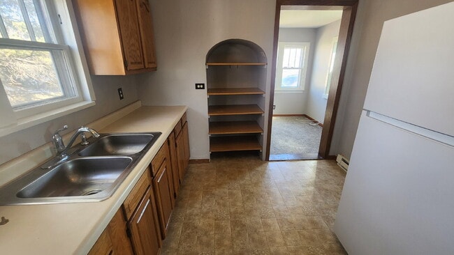 Building Photo - 2 Bedroom, 1 Bathroom Single Family Home - Available April 1st!