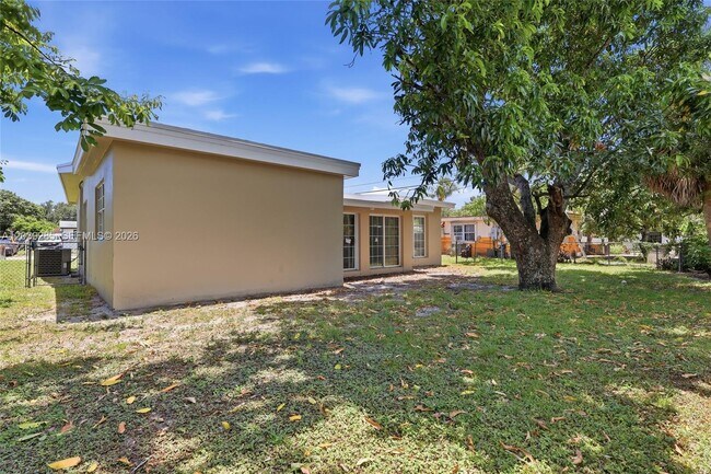 Building Photo - 875 NW 168th Dr