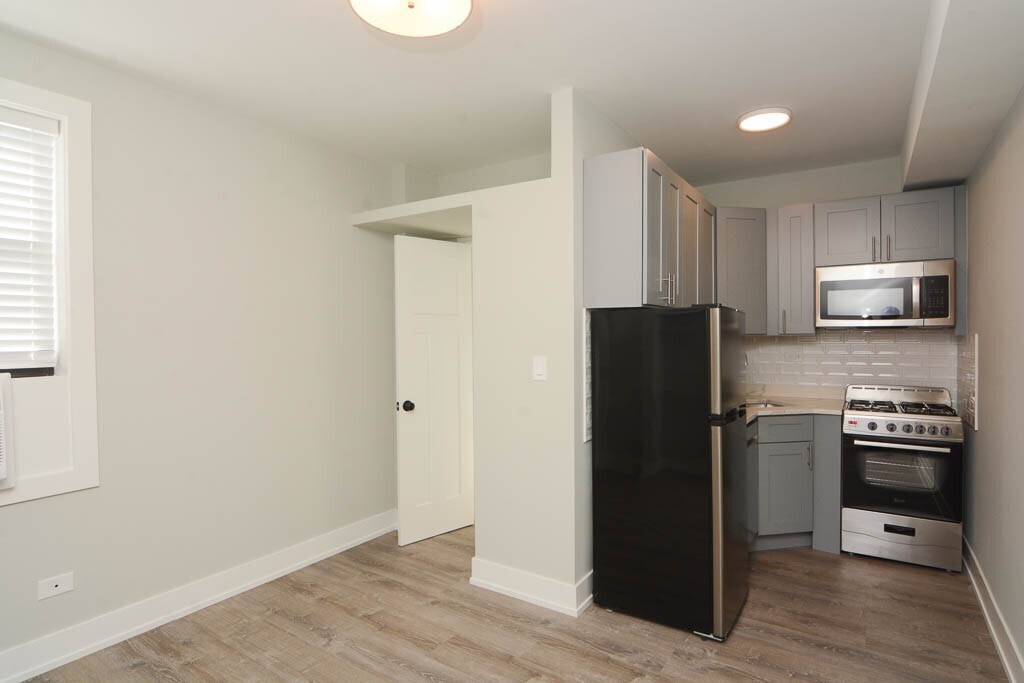 Building Photo - 510 W Belmont Ave