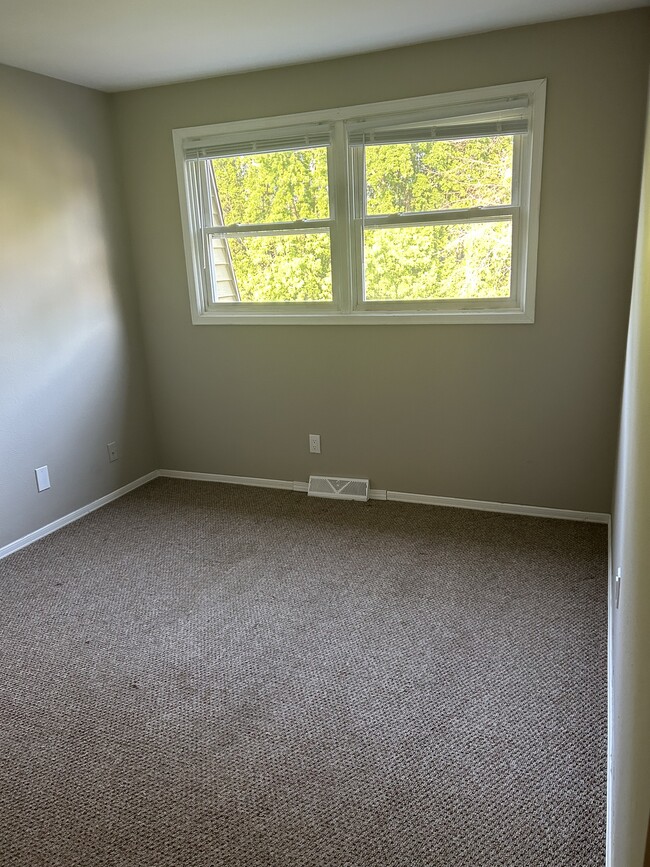 Building Photo - 2191 Packerland Dr