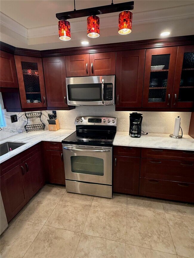 Building Photo - 9320 S Hollybrook Lake Dr