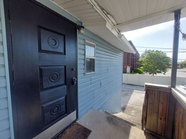 Building Photo - 115 1/2 Lenox St